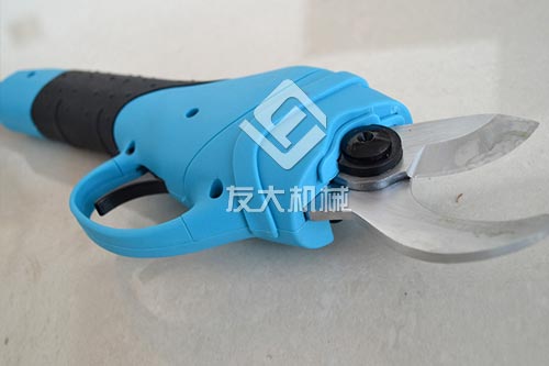 果樹修剪怎么能少了電動(dòng)修枝剪呢
